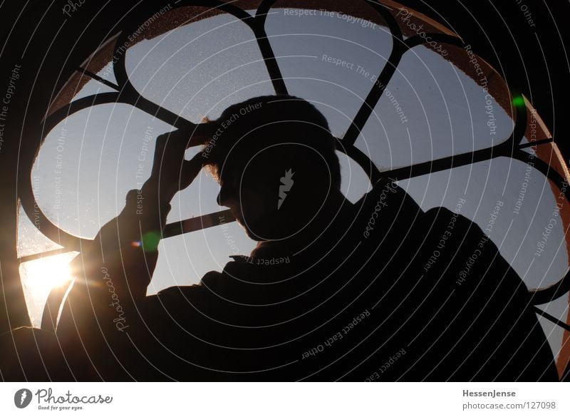 Kontrast 3 Religion & Glaube Hoffnung Mann Fenster rund Sinnesorgane Hand Licht Konzentration Moral Blick Himmel Sonne Kopf