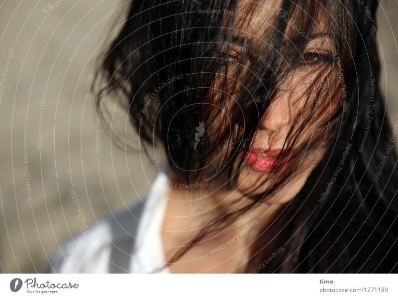 Frau im Wind feminin 1 Mensch Sand Schönes Wetter Hemd schwarzhaarig langhaarig beobachten Denken Blick warten Leidenschaft Wachsamkeit Leben Schüchternheit