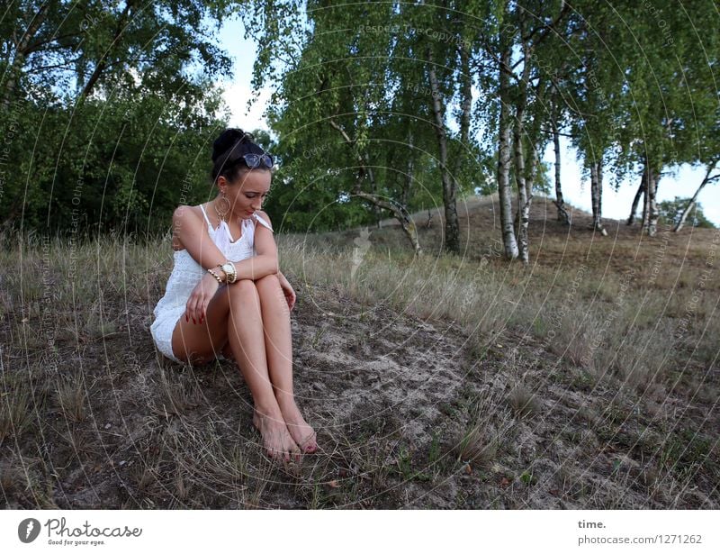 Nastya feminin Frau Erwachsene 1 Mensch Umwelt Natur Landschaft Sand Schönes Wetter Baum Gras Wald Hügel Kleid schwarzhaarig langhaarig Zopf Denken sitzen dünn