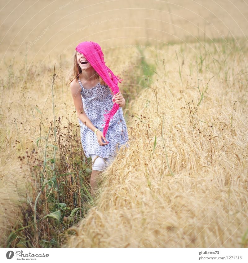 Happy ||| Mensch feminin Kind Mädchen Kindheit Leben 1 8-13 Jahre Sommer Schönes Wetter Feld Kleid Kopftuch Tuch lachen Fröhlichkeit Glück trendy schön lustig