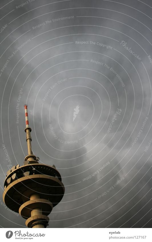 Dem Himmel so nah... Funkturm Wolken grau Wolkendecke Beton Stahl Gebäude Funktechnik Mobilfunk Sicherheit senden Station Plattform Antenne Sendeleistung