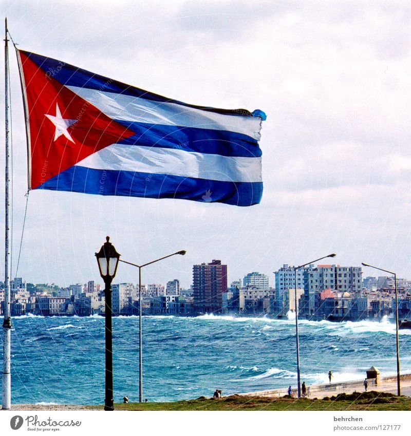 cuba libre Farbfoto Außenaufnahme Ferien & Urlaub & Reisen Meer Wellen Haus Wasser Himmel Wind Sturm Küste Hauptstadt Wahrzeichen Denkmal Verkehrswege Fahne