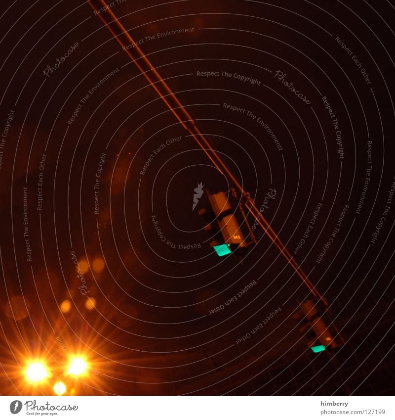 traceroute Ampel Licht Langzeitbelichtung Belichtung Verkehr Nacht Straßenverkehr stoppen stehen Überqueren Straßenbeleuchtung Verkehrswege Düsseldorf PKW