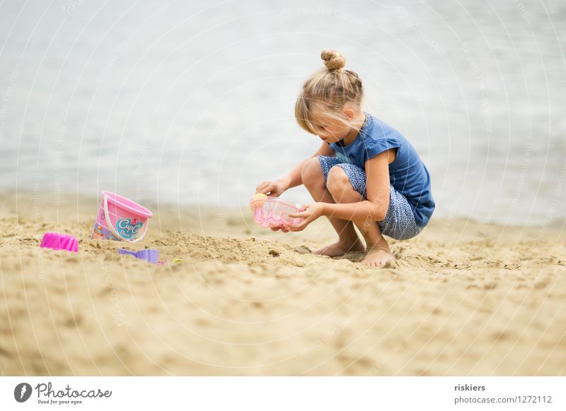 backe, backe kuchen... Mensch feminin Kind Mädchen Kindheit Umwelt Natur Wasser Sommer Schönes Wetter Küste Seeufer Strand Blick Spielen blond Freundlichkeit