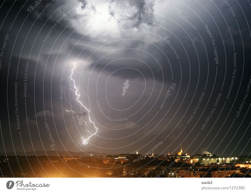 Wieder einer zu schnell gefahren Urelemente Gewitterwolken Nachthimmel Horizont schlechtes Wetter Unwetter Bautzen Deutschland Lausitz Stadt bevölkert Haus