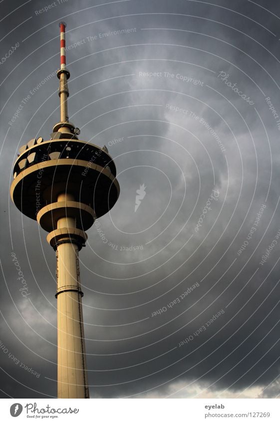 Dem Himmel so nah...(2. Anflug) Funkturm Wolken grau Wolkendecke Beton Stahl Gebäude Funktechnik Mobilfunk Sicherheit senden Station Plattform Antenne