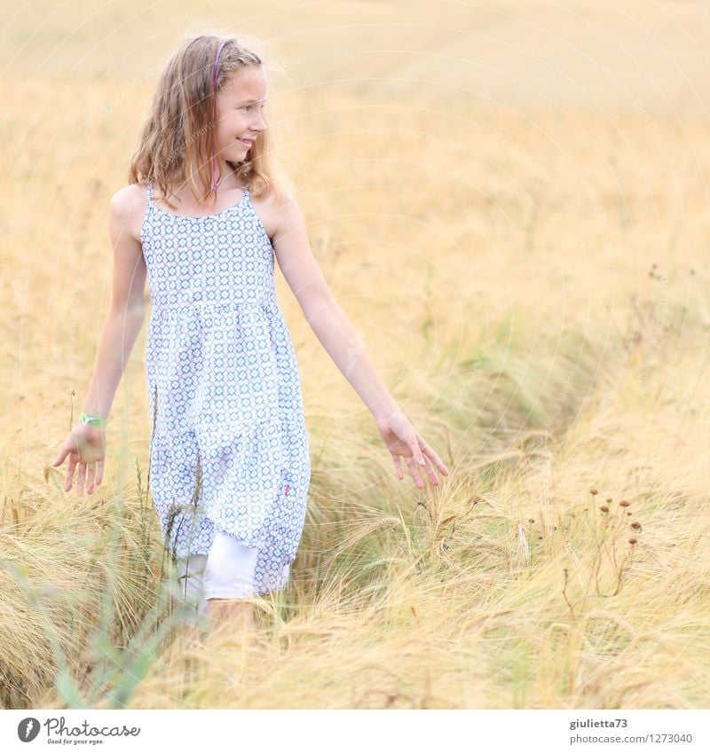 Smile Freizeit & Hobby Spaziergang Mensch feminin Kind Mädchen Kindheit Leben 1 8-13 Jahre Sommer Getreidefeld Feld Kleid blond langhaarig Lächeln Blick