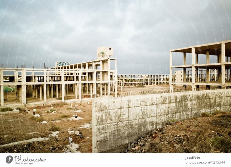 Bauruine Stadtrand Haus Ruine Bauwerk Gebäude Architektur Mauer Wand Stein Beton gigantisch groß kalt kaputt trist Grossprojekt Kanaren Lanzarote Neubau Skelett