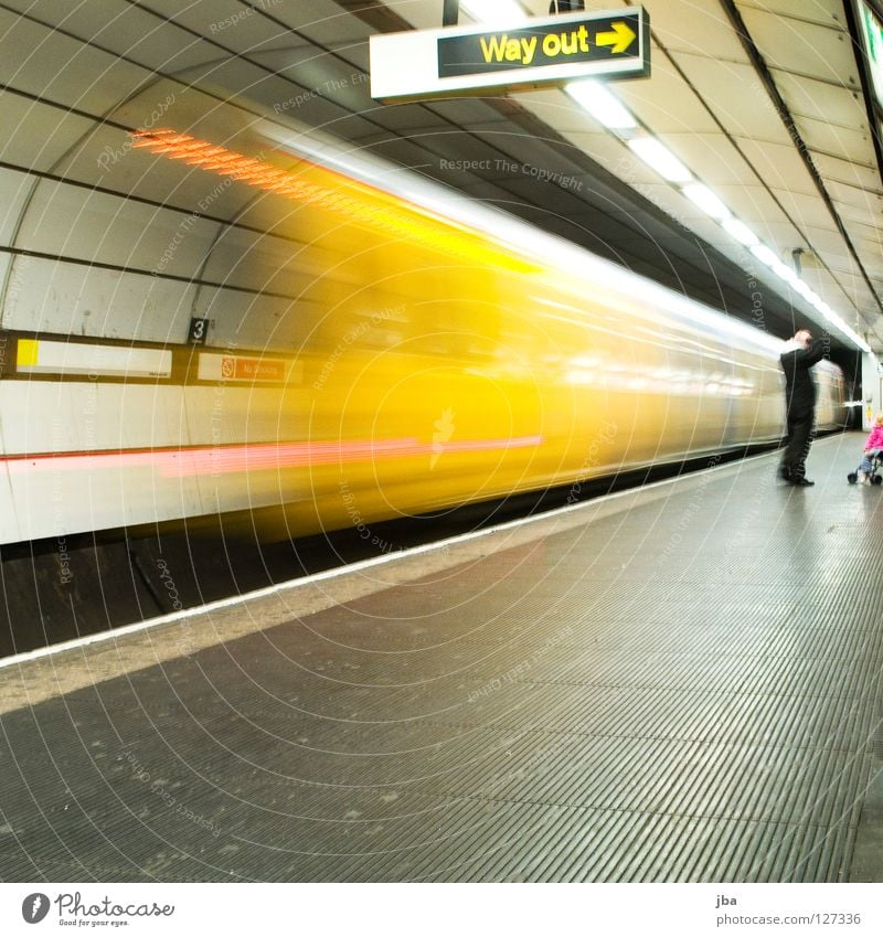 zu spät... U-Bahn Eisenbahn Verkehrsmittel unterirdisch Langzeitbelichtung Fluchtpunkt Bahnsteig Beleuchtung Licht öv Perspektive Way out Pfeil Halogen