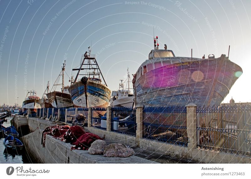 Schiffe an Land Natur Luft Wasser Wellen Meer Atlantik Essaouira Marokko Kleinstadt Stadt Hafen Mauer Wand Verkehr Schifffahrt Bootsfahrt Fischerboot Ruderboot