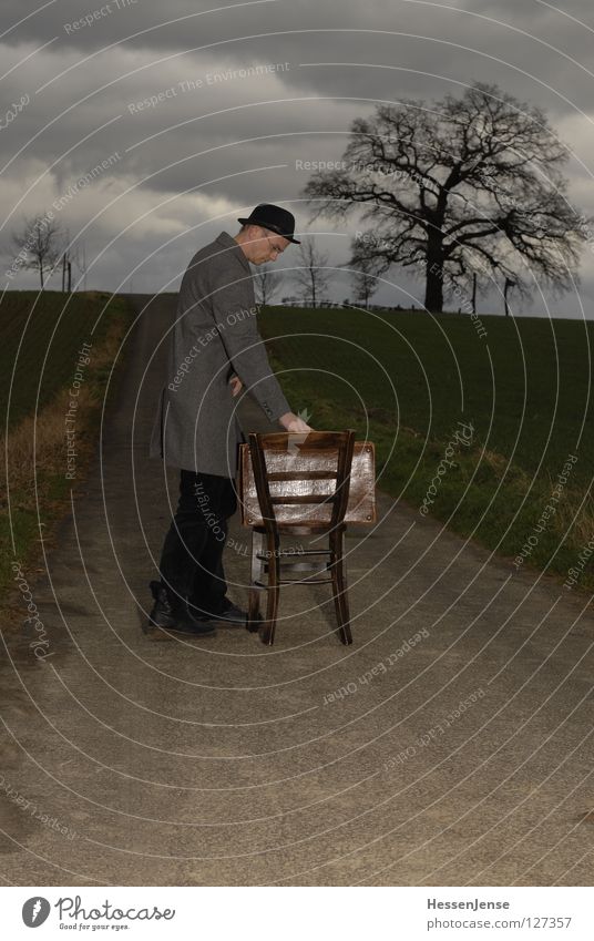 Person 29 Hoffnung Zeit Koffer Götter Mantel frieren Einsamkeit Generation Wand Aussicht Trauer Mann rund Baum Wolken Feld Konzentration warten Stuhl Hut Melone