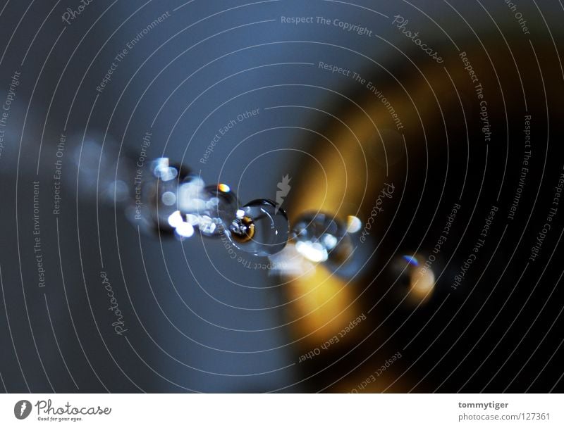 Down the drain Abfluss Reflexion & Spiegelung dunkel Wasser Makroaufnahme Nahaufnahme Bad Wassertropfen Reflektion blau kupfer Kette