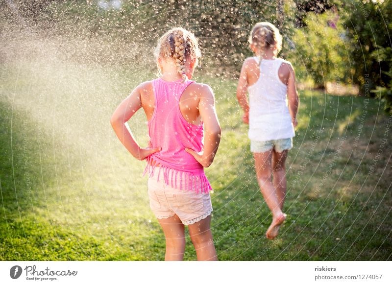 so muss sommer !!!! Mensch feminin Kind Mädchen Geschwister Schwester Familie & Verwandtschaft Kindheit 2 3-8 Jahre Umwelt Natur Wasser Wassertropfen