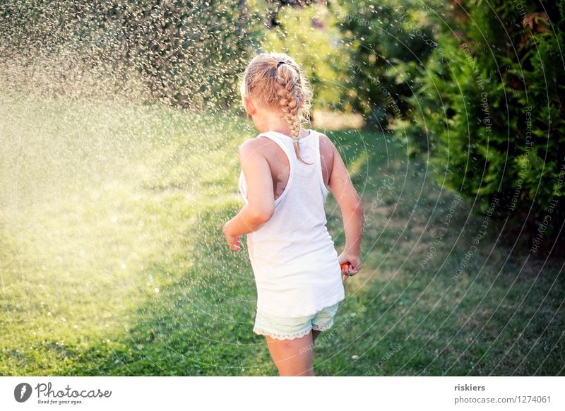 so muss sommer !!! Mensch feminin Kind Mädchen Kindheit 1 3-8 Jahre Umwelt Natur Wasser Wassertropfen Sommer Schönes Wetter Garten Spielen frei Freundlichkeit