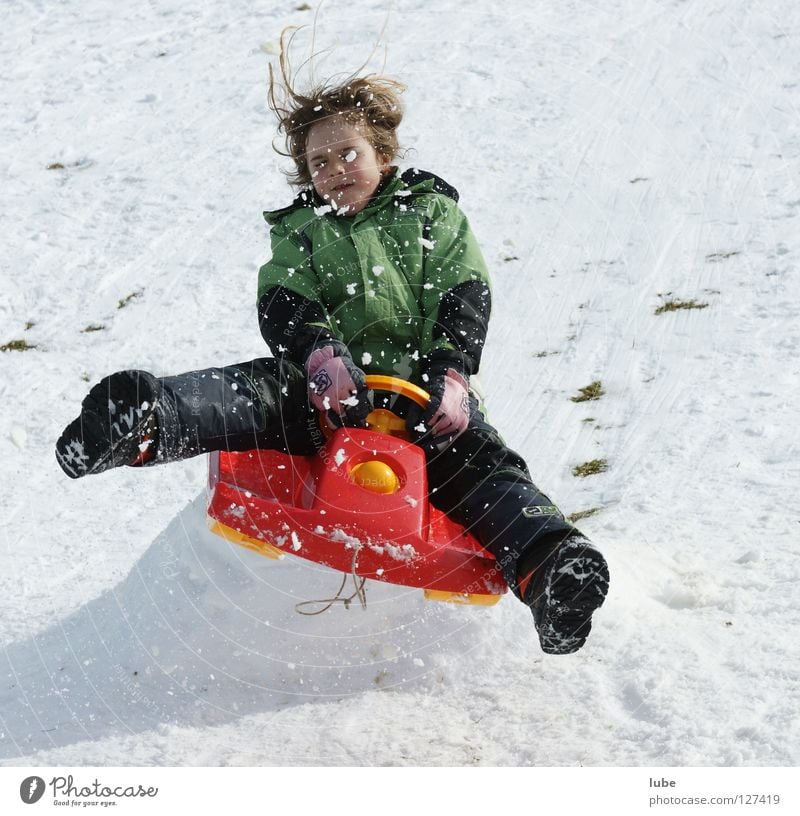 Bobjump Schlitten springen Mädchen Kind Winter Aktion Freude Wintersport Schanze Schneespaß Schanzensprung Rodel gewagt verrückt enthemmt lenken Abheben