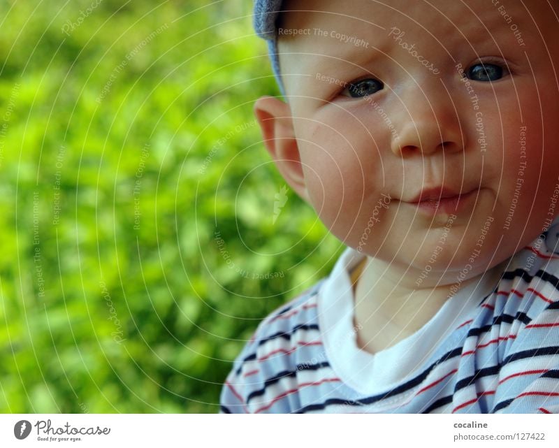 was geht? Baby Kind Speichel skeptisch Kleinkind Mütze gestreift Augenbraue herausfordernd Gnom süß Porträt Gesichtsausdruck Blick Junge Sabber frech Ohr Kobold