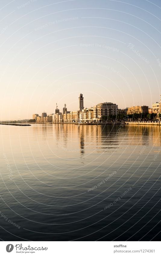 Alles fließt (nicht immer): Mittelmeer Hafenstadt Haus Kirche ruhig bari Apulien Italien Ferien & Urlaub & Reisen Meer Sonnenaufgang mild Reflexion & Spiegelung