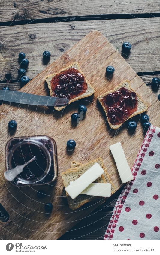 Toastbrot mit wilder Erdbeermarmelade. Lebensmittel Frucht Brot Dessert Marmelade Ernährung Frühstück Vegetarische Ernährung Diät Sommer Tisch Küche Holz frisch