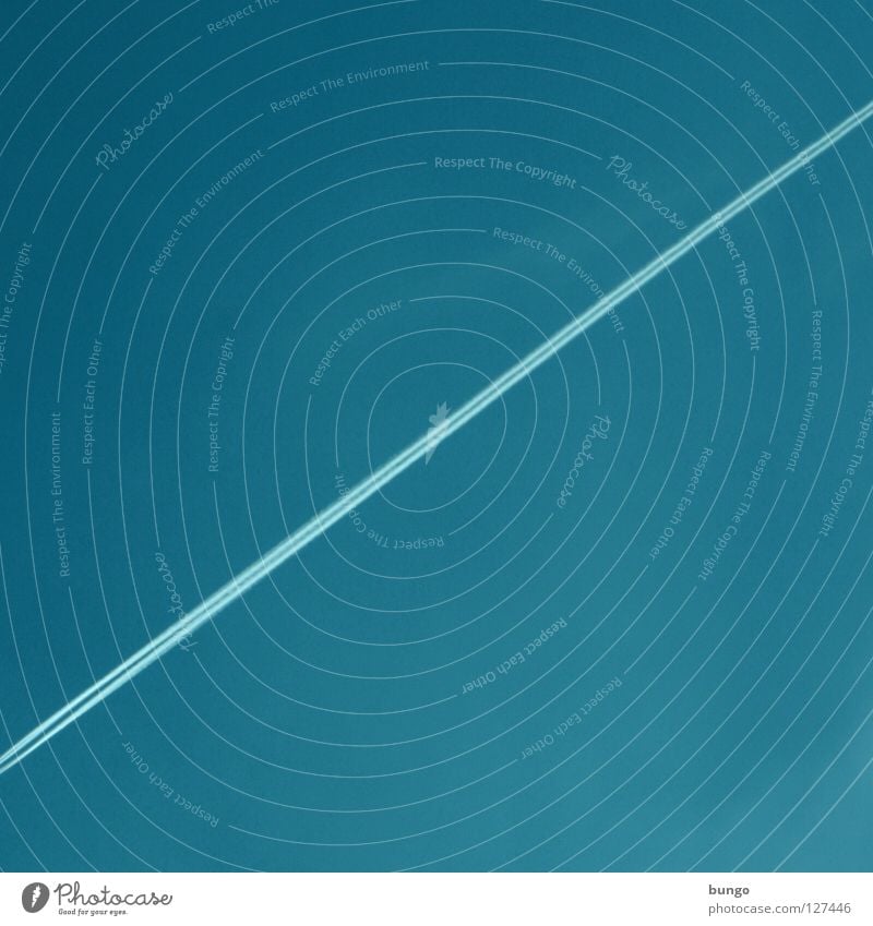 linea per calculum Wolken Flugzeug kondensieren Kondensstreifen Streifen Linie Wasserdampf zyan diagonal Luft Bungo Himmel Luftverkehr blau