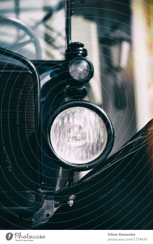 Das stilisierte Bild eines Oldtimers mit einem großen Scheinwerfer Reichtum Stil Design Lampe Motor Kunst Verkehr Fahrzeug PKW Metall alt historisch retro rot