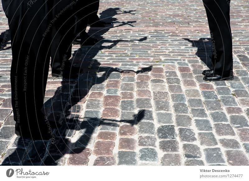 Schatten von Musikern in schwarzen Hosen mit Rohren Spielen Mensch Mann Erwachsene Band Erde Architektur Straße dunkel weiß Jazz Trompete Kuba urban Instrument