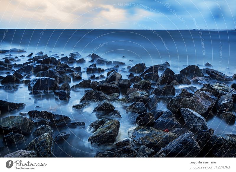 Die Flut kommt Umwelt Urelemente Wasser Himmel Wolken Horizont Wetter Unwetter Wind Sturm Felsen Wellen Küste Strand Nordsee Steine blau Borkum Farbfoto