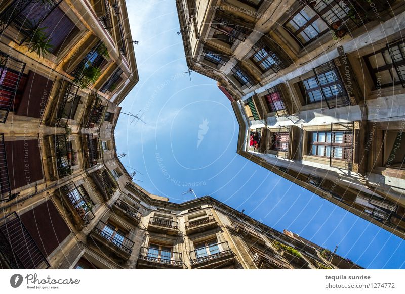 Barcelona Spanien Stadt Stadtzentrum Altstadt Haus Hochhaus Bauwerk Mauer Wand Fassade Balkon blau gelb Knick Platz rund Kreis Farbfoto mehrfarbig Außenaufnahme