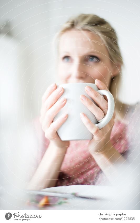 Tee mit Bokeh 2 nachdenklich Schwache Tiefenschärfe trinken Frühstück Innenaufnahme blond Frau 1 Mensch Tasse Wohnzimmer hell festhalten Kaffee Kaffeetasse