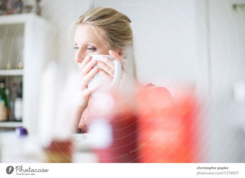 Tee mit Bokeh nachdenklich Schwache Tiefenschärfe trinken Frühstück Innenaufnahme blond Frau 1 Mensch Tasse Wohnzimmer hell festhalten Kaffee Kaffeetasse