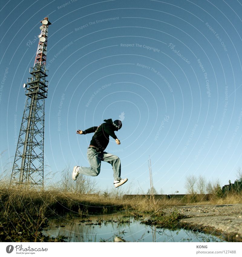 durch die luft gehen springen Himmel Wolken Froschperspektive Applaus groß lang Funktechnik Antenne Einsamkeit Mann Herr himmelblau Ödland Wiese Halm steil