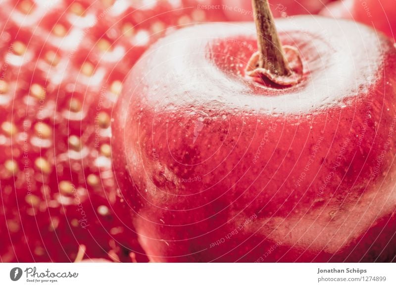 Erdbeere meets Kirsche Erdbeeren Lebensmittel Ernährung Gesunde Ernährung Speise Essen Foodfotografie Frühstück Bioprodukte Vegetarische Ernährung ästhetisch