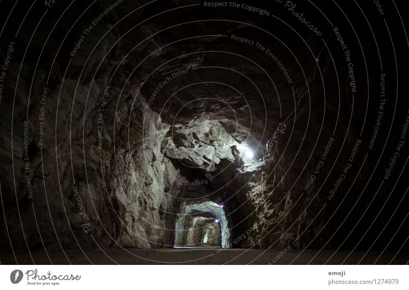 Tunnel Felsen Schlucht Stein Tunnelbeleuchtung Tunneleffekt außergewöhnlich dunkel Farbfoto Gedeckte Farben Außenaufnahme Menschenleer Nacht Kunstlicht Low Key