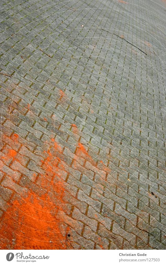 Spuren rot grau Parkplatz Schwanz Tennis parken pflastern Verkehrswege Deutschland Stein Mineralien Kopfsteinpflaster Brandasche verrückt Tennisclub Straße