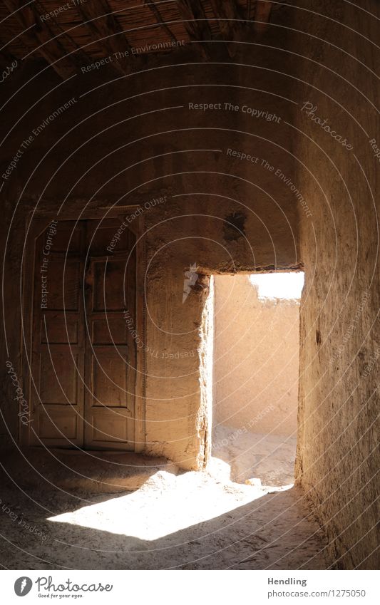 In der Kasbah Kunst Architektur Natur Urelemente Erde Sand Sonne Berge u. Gebirge Hütte Bauwerk Gebäude Mauer Wand Fassade Tür Stein Holz bauen ästhetisch