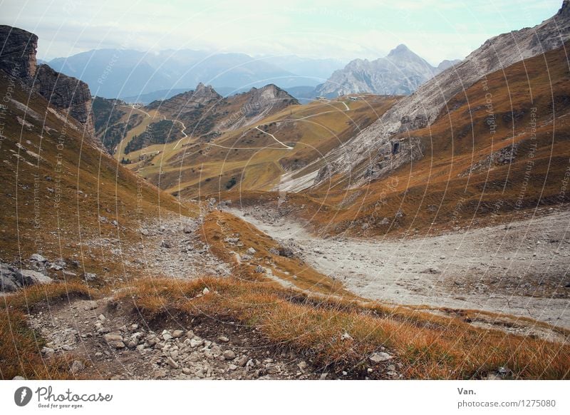 durchatmen Ferien & Urlaub & Reisen Berge u. Gebirge wandern Natur Landschaft Himmel Wolken Herbst Wetter Felsen Alpen Gipfel trüb Kies Wege & Pfade Farbfoto