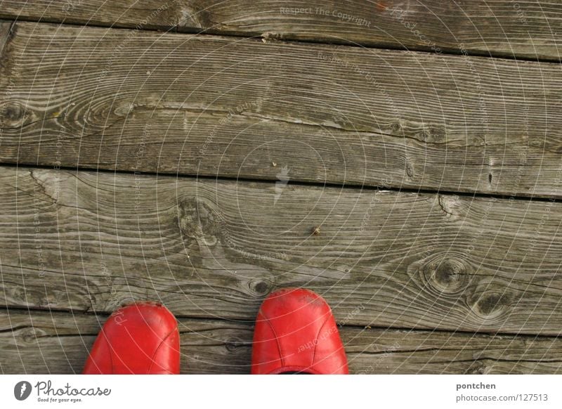 Rote ballerinaschuhe auf holzdielen auf einer Terrasse. Sommer Garten Frau Erwachsene Wärme Bekleidung Schuhe Holz stehen tragen retro rund rot Lebensfreude