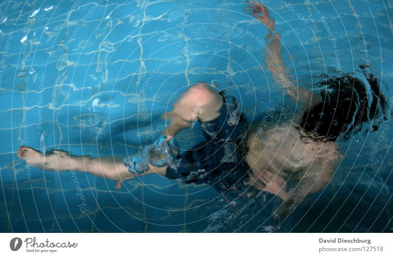 Steine in der Tasche Schwimmen & Baden tauchen Schwimmbad Wasseroberfläche Textfreiraum oben Textfreiraum links 1 Mensch einzeln Ganzkörperaufnahme Badehose