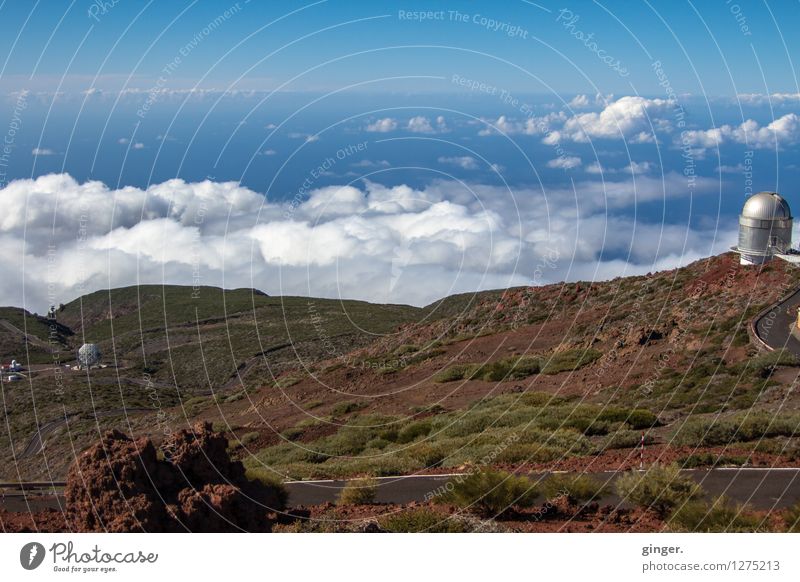 Himmel und Erde Umwelt Landschaft Urelemente Luft Wolken Sonnenlicht Frühling Klima Wetter Schönes Wetter Sträucher Felsen Berge u. Gebirge Gipfel blau braun