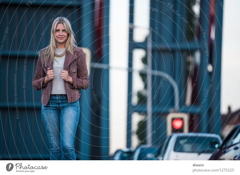 You jump in front of my car Lifestyle Stil schön Mensch feminin Junge Frau Jugendliche Erwachsene 1 18-30 Jahre Mode Bekleidung Hose Jeanshose Jacke Coolness