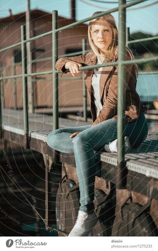 sitting at the dock of the bay Mensch Junge Frau Jugendliche Erwachsene 1 18-30 Jahre Bootshaus Steg Anlegestelle Hafen Blick sitzen warten blond schön