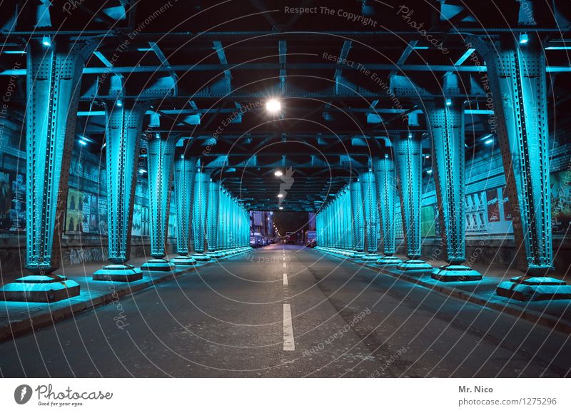 kalt | stahl Stadt Brücke Tunnel Architektur Verkehrswege Straßenverkehr blau türkis Stahl stahlblau Unterführung Mittelstreifen Beleuchtung Kunstlicht