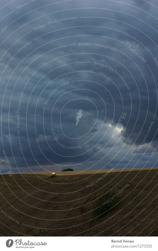 ausblick Umwelt Natur Landschaft Himmel Wolken Gewitterwolken Sommer schlechtes Wetter Unwetter Regen Pflanze Gras Wiese Feld Hügel Stimmung Angst gefährlich