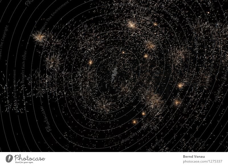600 | Feuerwerk Feste & Feiern Silvester u. Neujahr schwarz weiß Funken Himmel Partikel Farbfoto Außenaufnahme Nacht Kunstlicht Kontrast Starke Tiefenschärfe