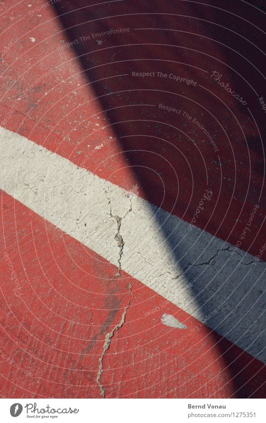 marke Verkehr Verkehrswege Fußgänger Straße Straßenkreuzung Schilder & Markierungen grau rot weiß Riss Grenze Boden Neigung Farbfoto Außenaufnahme Tag Licht