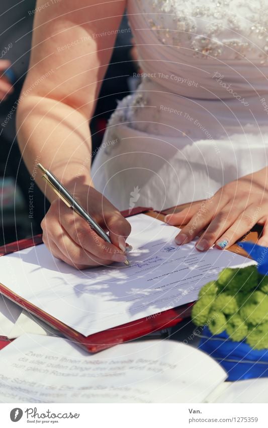 Namensänderung Junge Frau Jugendliche Brust Arme 1 Mensch Blüte schreiben Gesteck Papier Urkunde Kugelschreiber Hochzeit Braut Farbfoto mehrfarbig Außenaufnahme