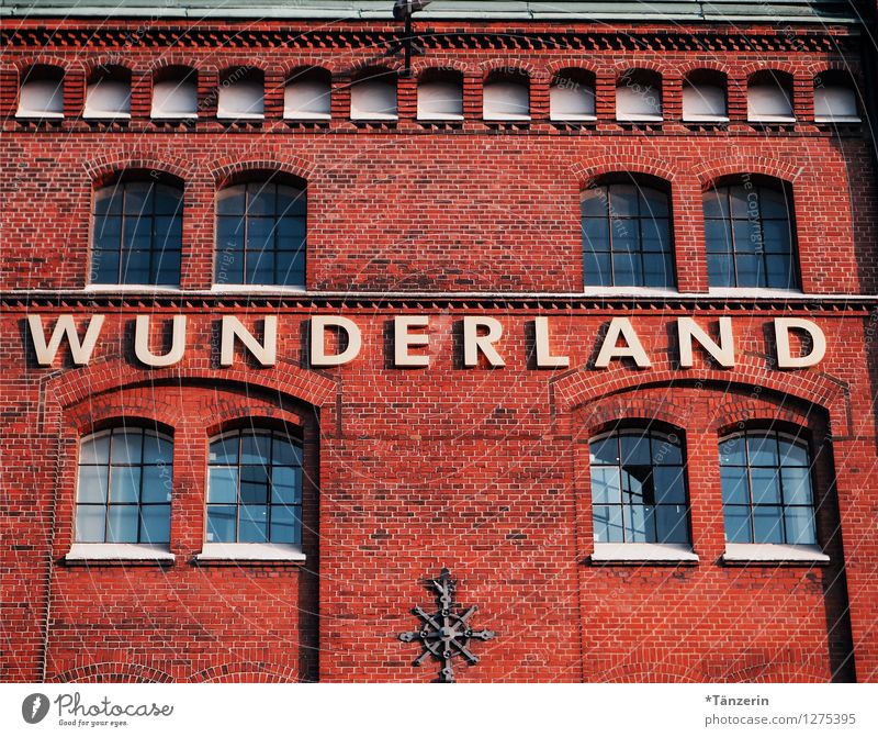 Kein schöner Land... Ausflug Abenteuer Sightseeing Städtereise Architektur Hafenstadt Altstadt Bauwerk Gebäude Mauer Wand Fenster Sehenswürdigkeit Backstein rot