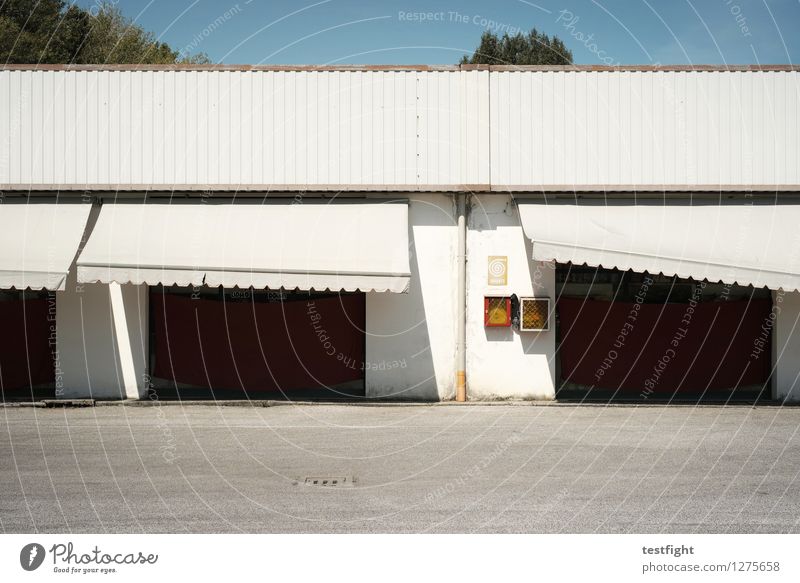 total schräg Stadt Menschenleer Fabrik Bauwerk Gebäude Architektur Mauer Wand weiß Krise Vergänglichkeit Tor Markise kaputt Neigung alt Farbfoto Außenaufnahme