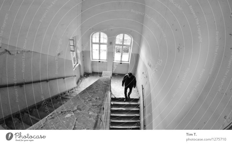 Krankenhaus Brandenburg Stadtrand Altstadt Haus Ruine Bauwerk Treppe Fenster Dienstleistungsgewerbe Verfall Mann Schwarzweißfoto Innenaufnahme Tag