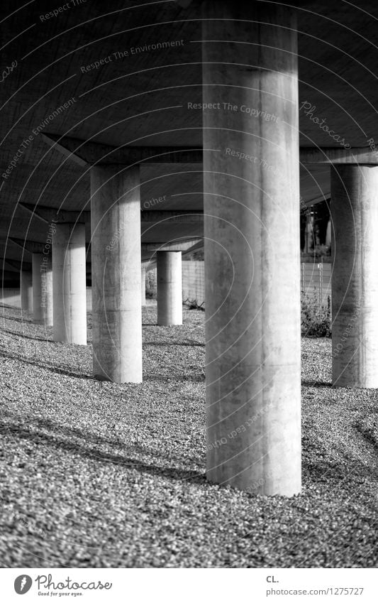 pfeiler Brücke Bauwerk Architektur Kies Säule Stein groß Perspektive Stabilität Schwarzweißfoto Außenaufnahme Menschenleer Tag Licht Schatten