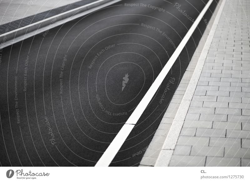 /// Verkehr Verkehrswege Straßenverkehr Wege & Pfade Linie Streifen Perspektive Ziel Zukunft Schwarzweißfoto Außenaufnahme abstrakt Menschenleer Tag